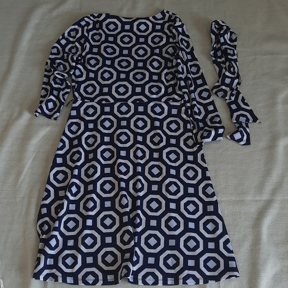 Blue and white geometric print dress - Picture 12 of 12